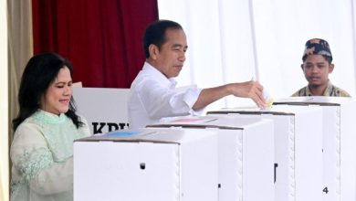 Presiden Jokowi dan Ibu Iriana Gunakan Hak Pilih pada Pemilu 2024 1024x683 1