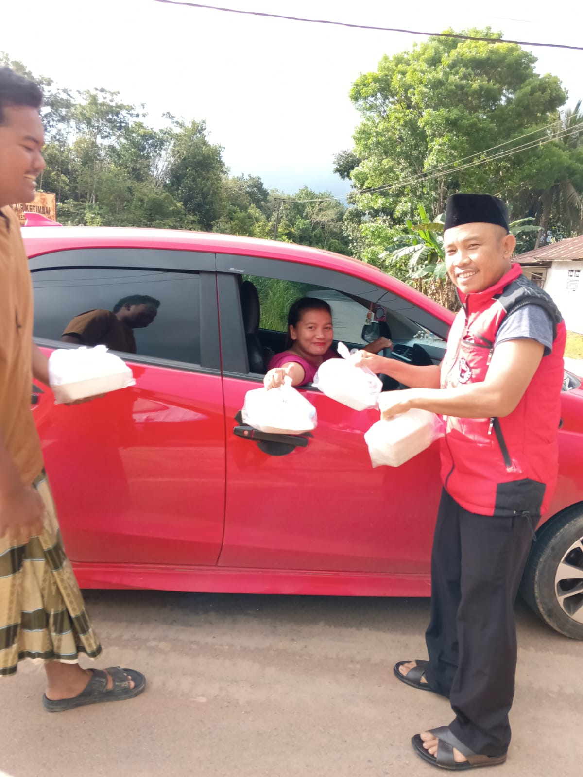 Pengurus dan Kader PDI Perjuangan Airgegas Berbagi Ratusan Paket Takjil 2 IMG 20250322 WA0043