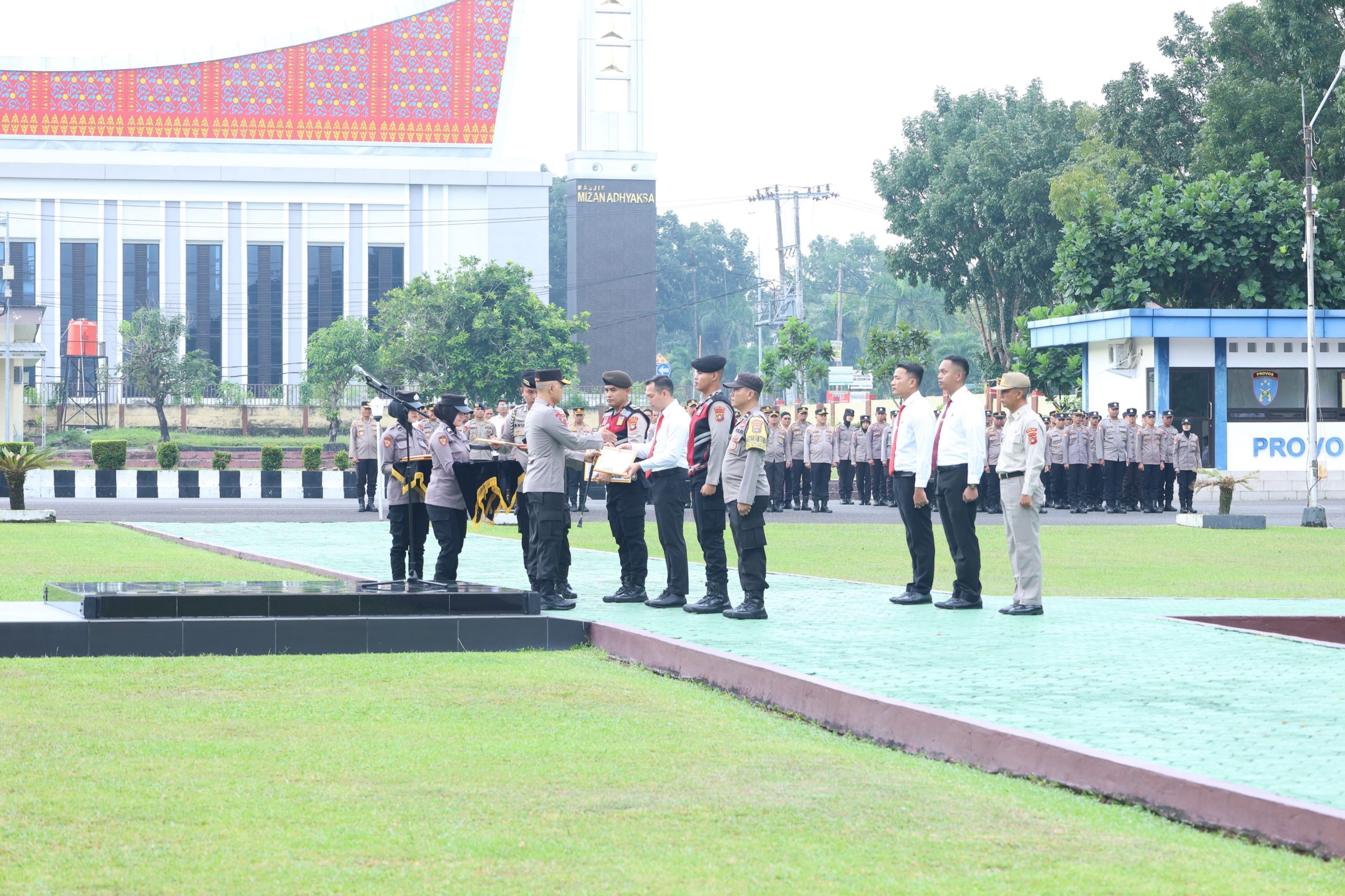 Puluhan Personel Polda Babel Terima Penghargaan, Kapolda : Semoga Bekerja Lebih Baik 2 IMG 20250528 WA0055 scaled