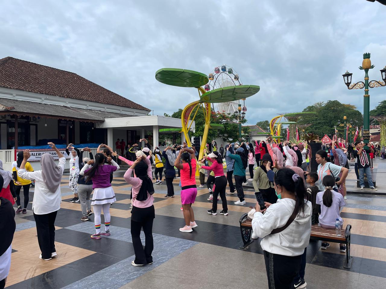 Ratusan Masyarakat Toboali Meriahkan Car Free Day dan Senam Aerobik HUT ke-79 Bhayangkara 7 IMG 20250622 WA0007