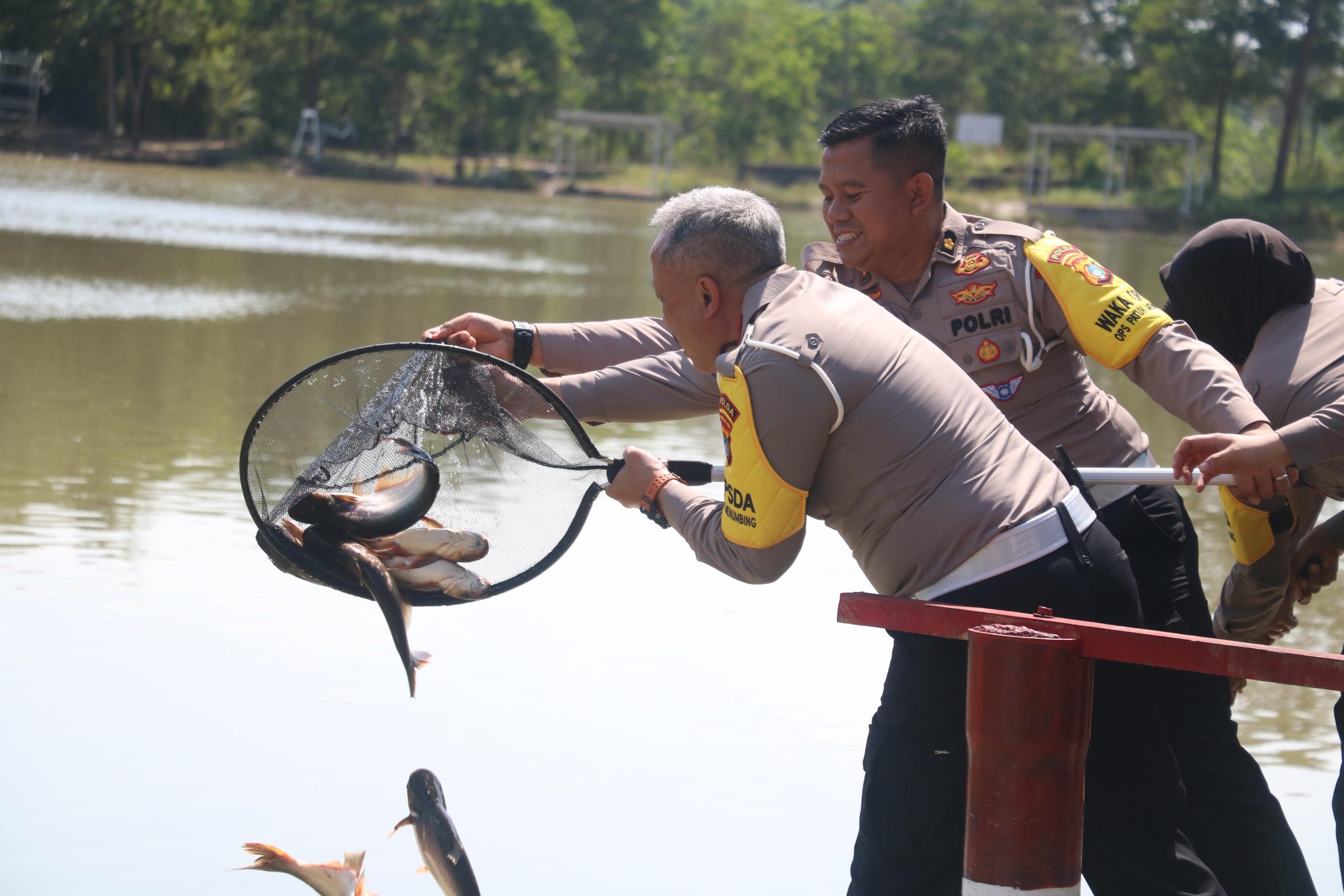 Ditlantas Polda Babel Lepas Ratusan Ikan dan Burung di Taman Bhaypark 6 IMG 20250723 WA0196 scaled