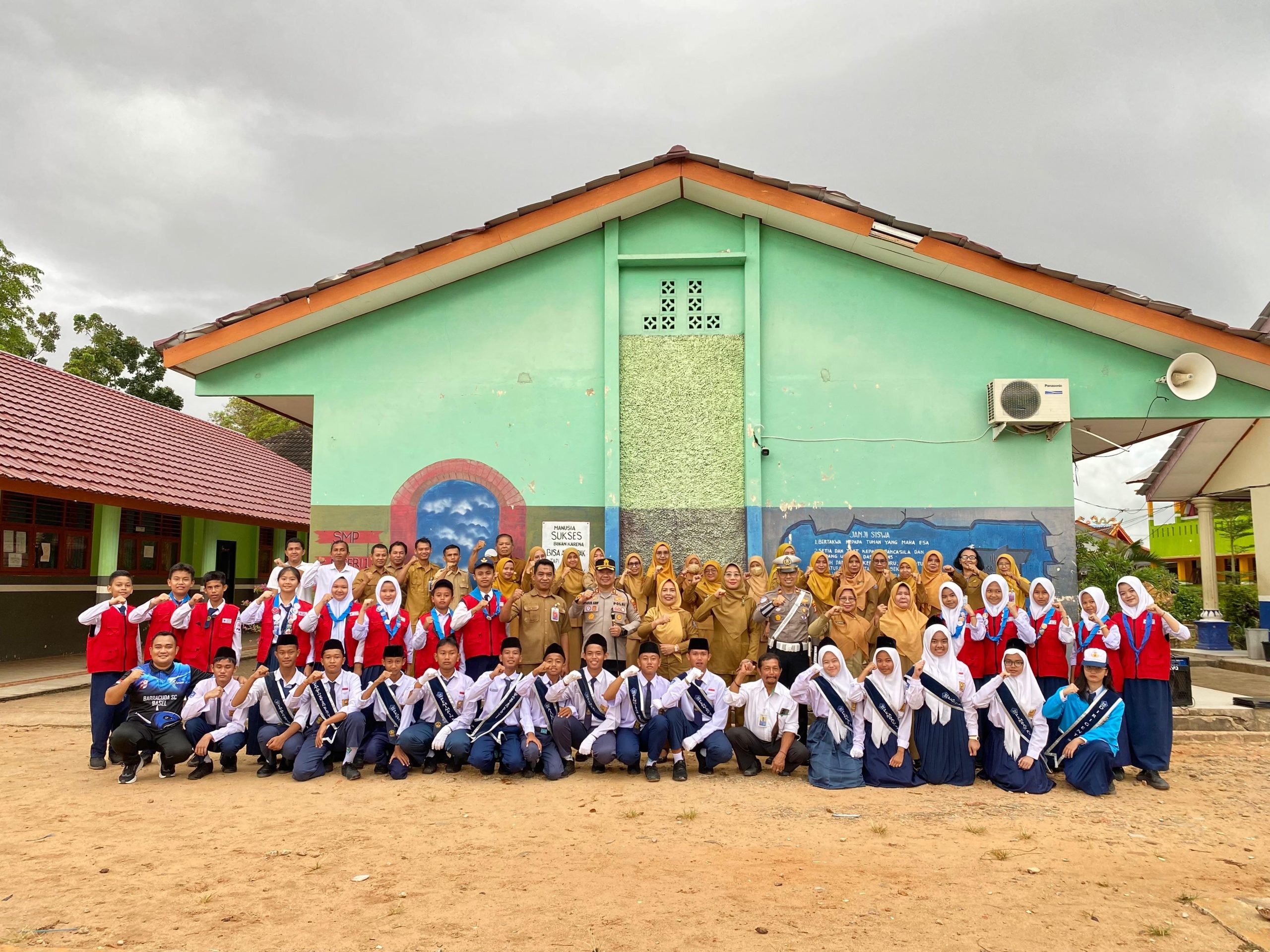 Kapolres Bangka Selatan Temui Siswa SMP, Ini Pesan Pentingnya 7 IMG 20250804 WA0065 scaled