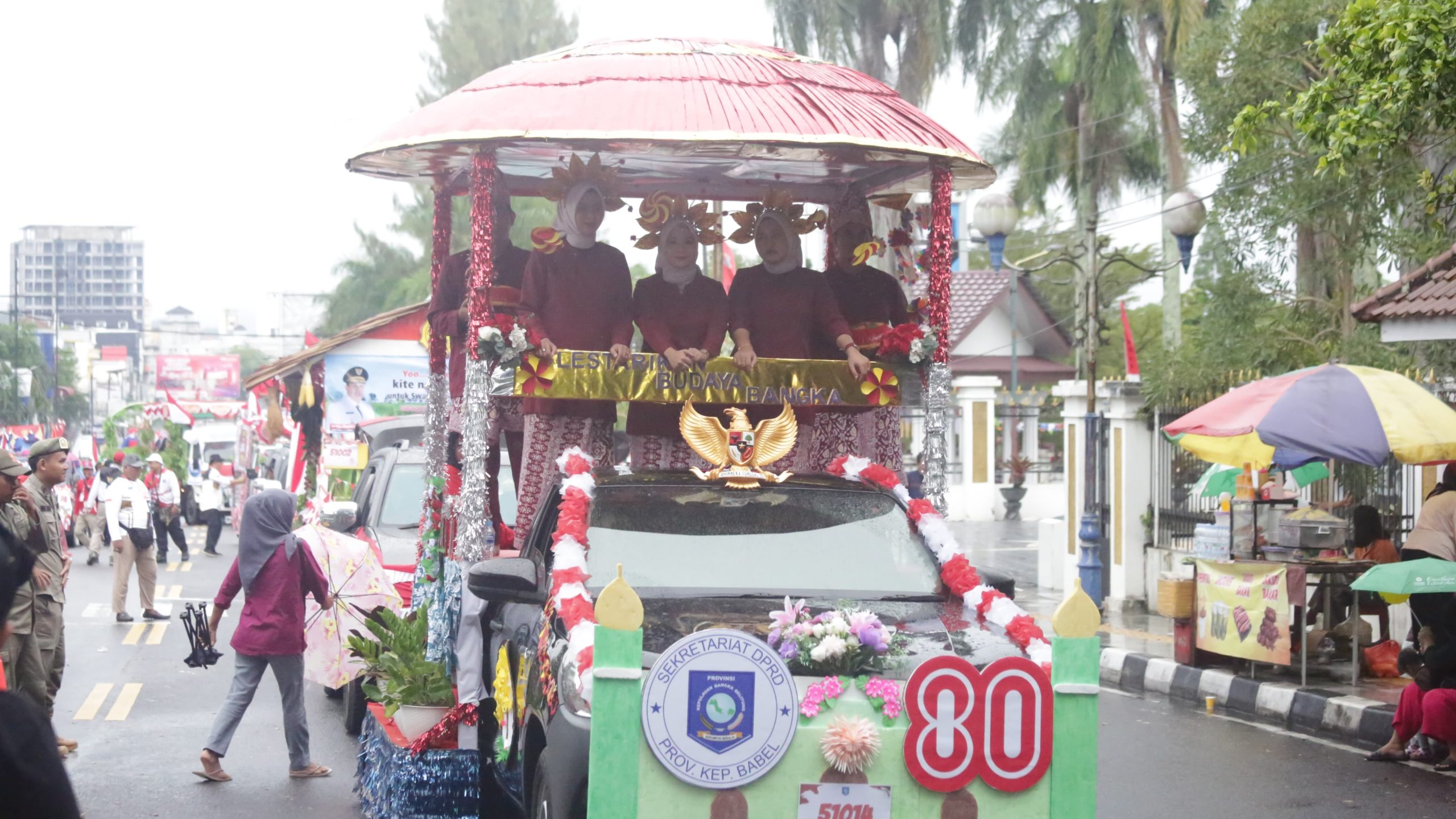 Sekretariat DPRD Babel Tampilkan Budaya Bangka di Karnaval Kendaraan Hias 5 IMG 20250903 WA0051 scaled
