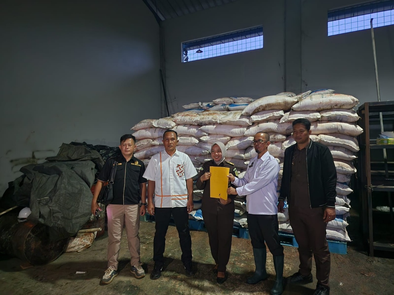 Polda Babel Serahkan Dua Tersangka Penyelundupan 24 Ton Pupuk Subsidi ke Kejari Koba 3 IMG 20251023 WA0002